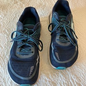 Navy blue / teal Altra women’s US 9 running shoes / sneakers in very good shape.